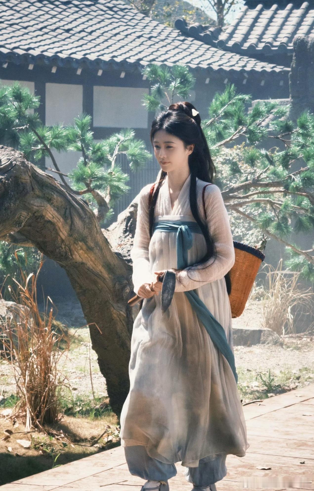 白鹿《莫离》花絮照，披发的氛围感太绝了​​​
