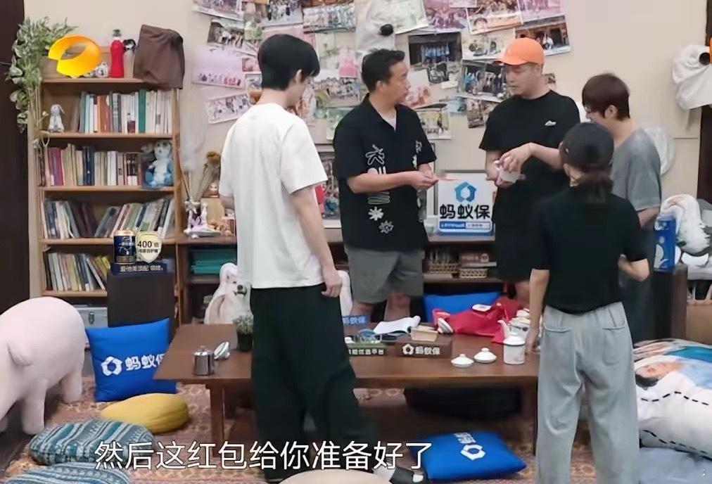 黄磊给马頔准备了一个新婚红包，非常厚且大的一个红包，马頔都有些不好意思收，但黄磊