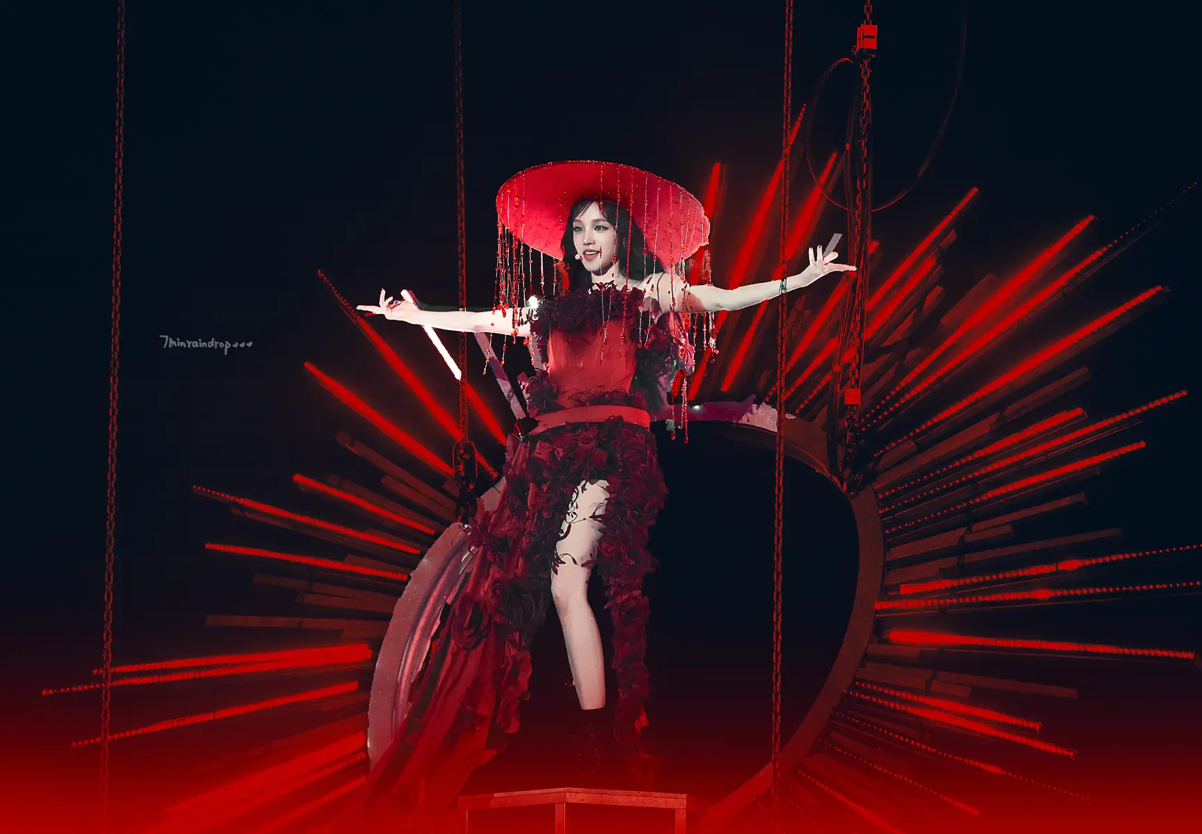 宋雨琦化身烈焰玫瑰热辣性感俏皮wink尽显撩人魅力