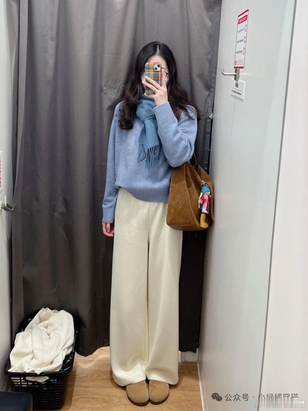 优衣库的直筒宽松白裤今年确实很受欢迎，因其具有百搭、显瘦等特点，受到了许多消费者