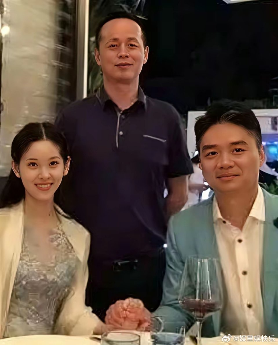 出于好奇，查了一下章泽天的出身，不查不知道，一查挺震惊的，​章泽天走的每一步都像精心计算过，背后离不