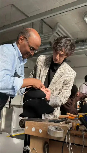 王一博体验做帽子他在视频里四处转悠的样子跟好奇宝宝似的，明明是在认真干活，怎么看
