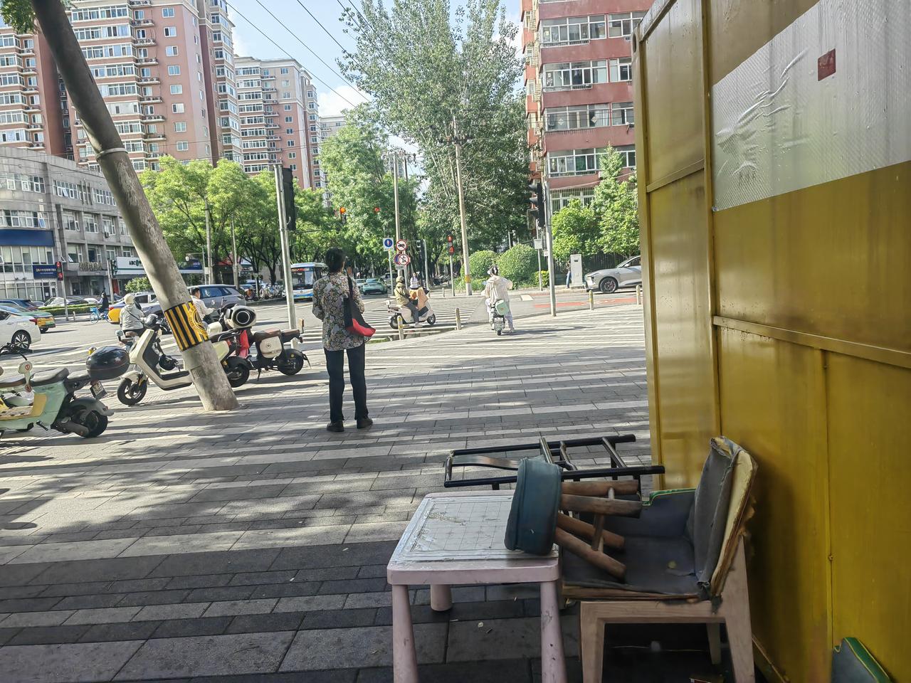 今天我又出去看下棋，刚到地方，就碰到了一个50来岁的妇女，挎着一个小包，他和我说