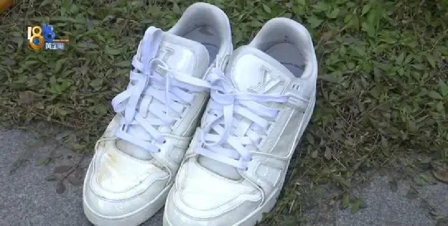 1万2的LV，仨月就裂皮那天刷到浙江老哥的帖子，照片里鞋头黄得像旧报纸，裂