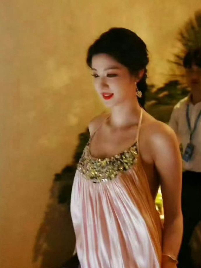 我一直以为衣服是镂空的，原来是叠穿，还是三层。王楚然身材真的好好啊，在人群中小小