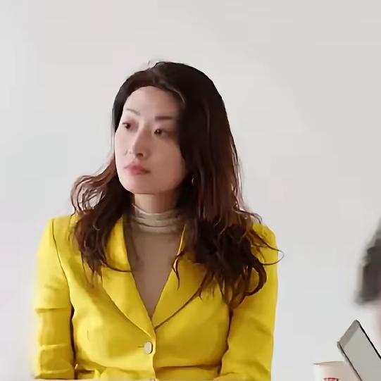 43岁的宗馥莉太让人佩服了！身为娃哈哈副总的她，活得真实又独立。不化妆素颜逛超市