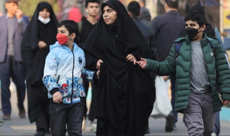 昨天伊朗马拉松比赛现场，许多参赛者并未遵守伊朗严格的女性服装规定。当地传媒报道，