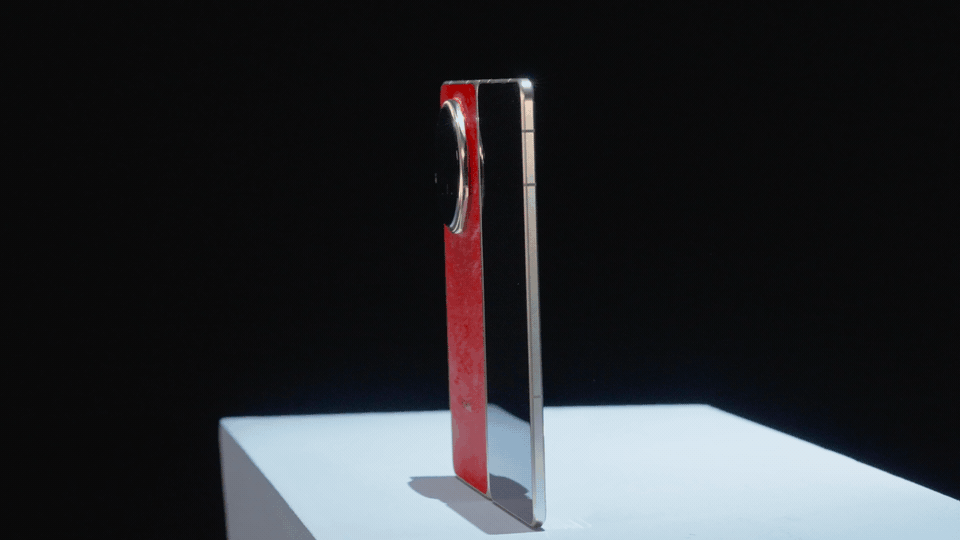 荣耀MagicV6还原法拉利的优雅当法拉利先生遇上荣耀MagicV6，优雅这东