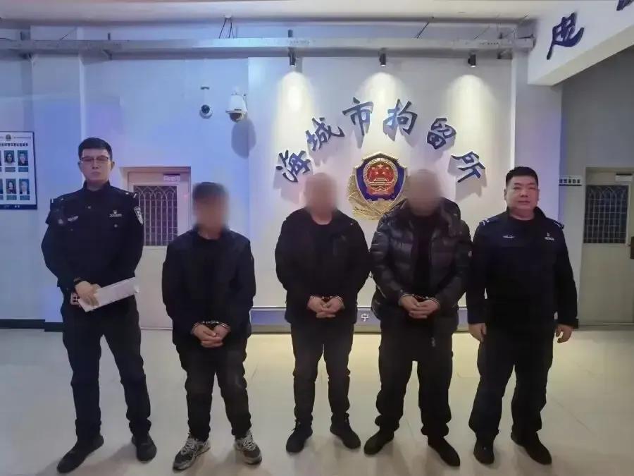 辽宁海城一男子赌博输了2300元，也是被气懵了，总觉得钱输的不对，认为同桌有人耍