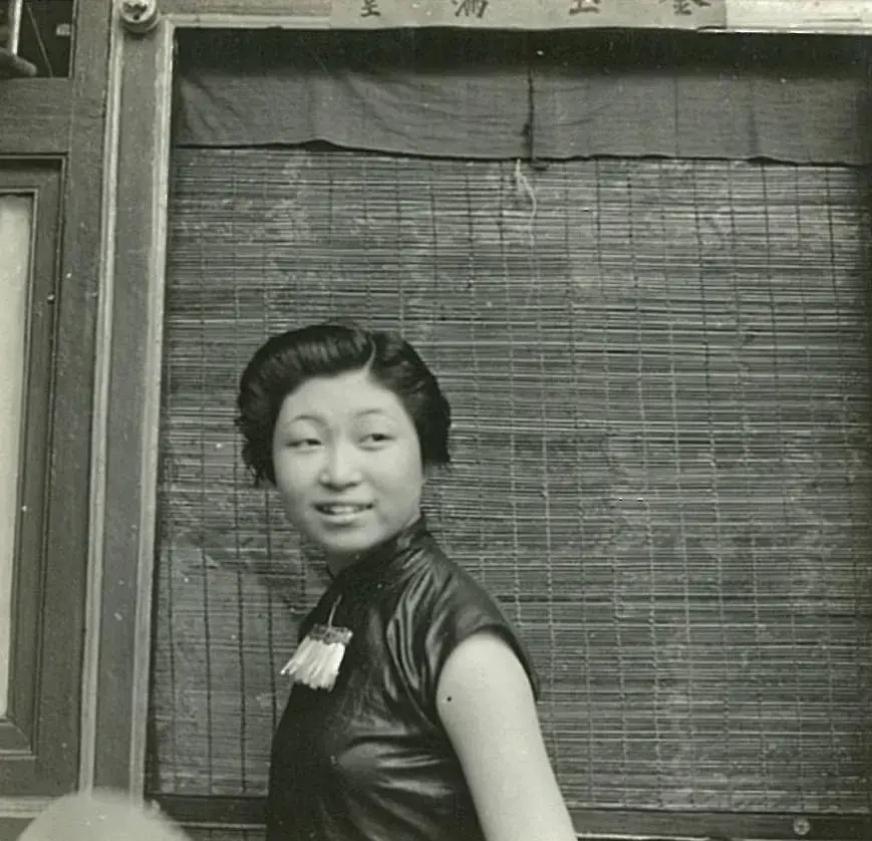 1939年北京城的一名青楼女子，涞源《华北交通写真集》。​​​