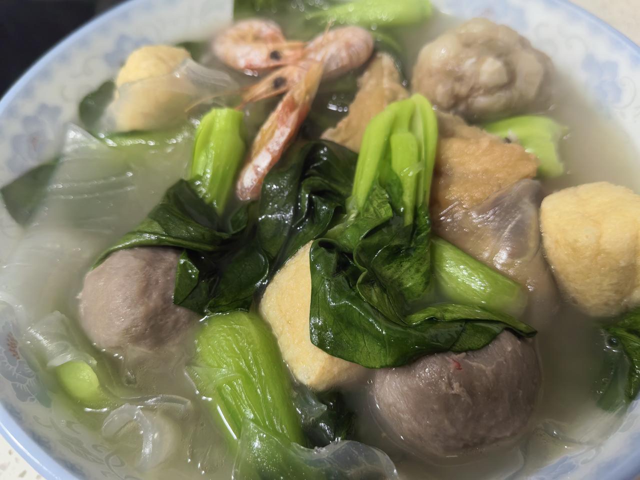 现实生活中，认知低下的女人比男人更重男轻女。我认识一家子，来自内陆省份。儿媳