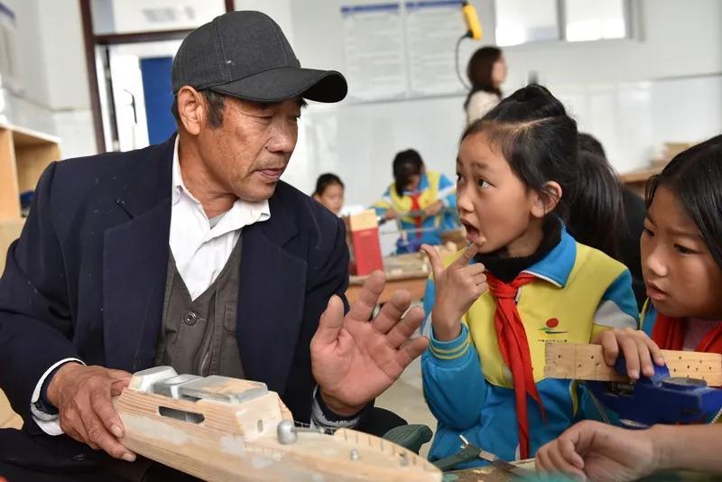 一位乡镇学校的老师说他们学校的校长是大权独揽小权分散，让学校的其他领导在其职权范