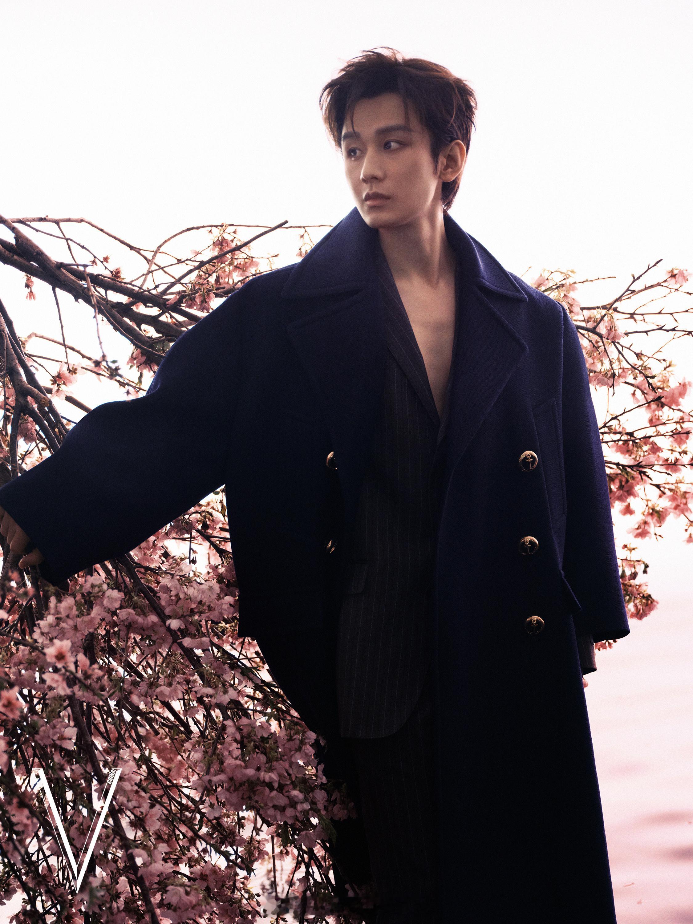 成毅V中文版五月刊封面内页大片深V西装冷冽野性美，张力拉满这一组大片拍的好有质感