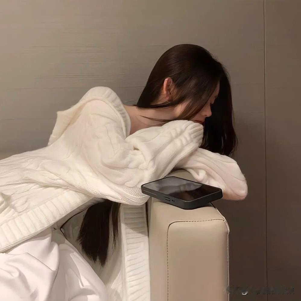 一个深情的女人不要找一个爱玩的男人，他会把你伤的遍体鳞伤他不会懂你的深情