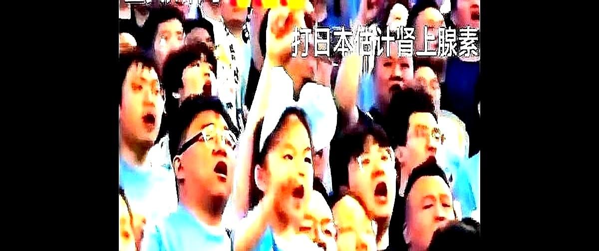 六万人输球后不肯走，图啥？他们图的不是一场胜利，而是一种在一起的感觉。这