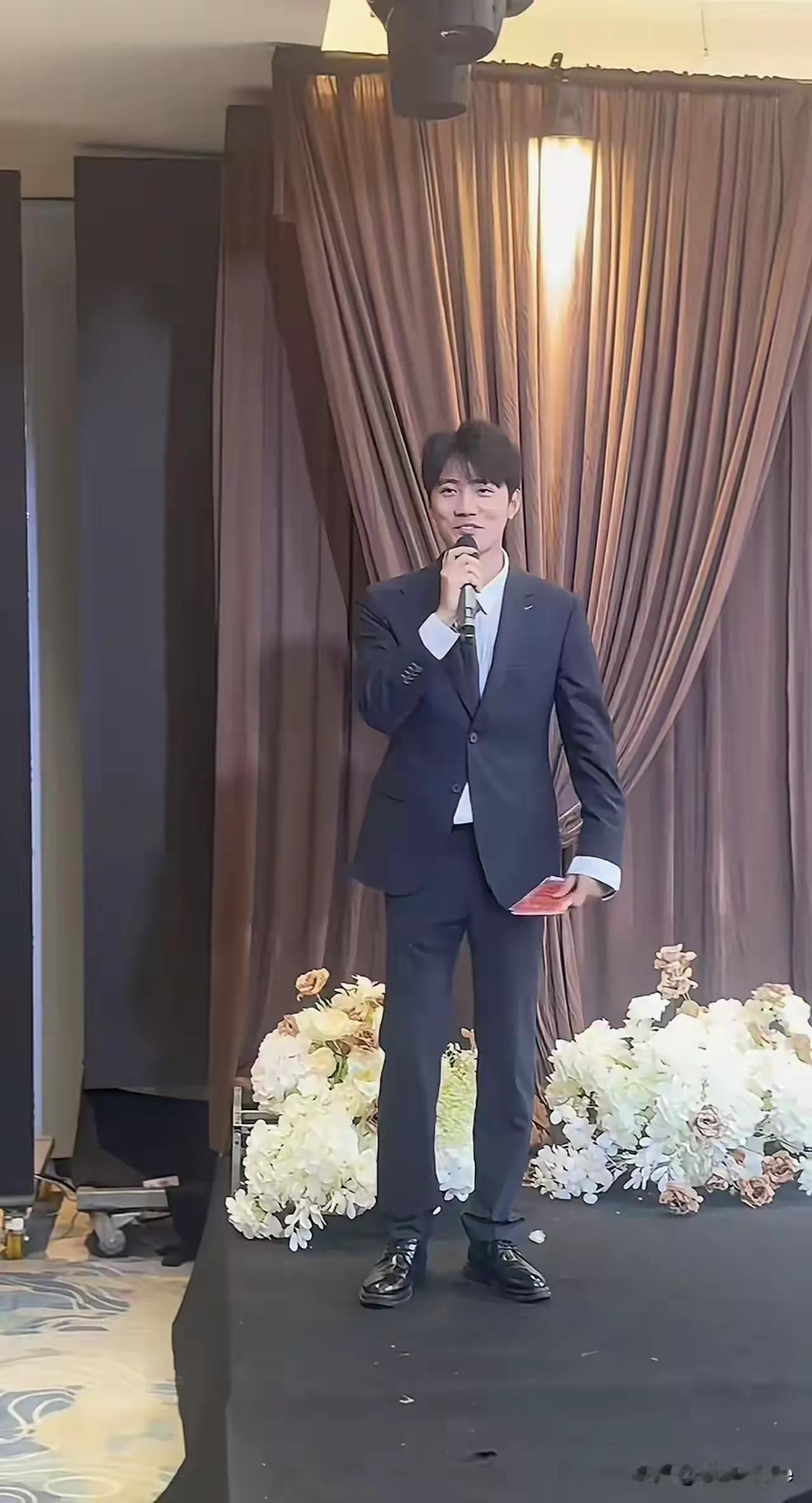 忙着主持婚礼去了，作业写完了吗？与辉同行的这些主播，最不该下场主持婚礼的，有两