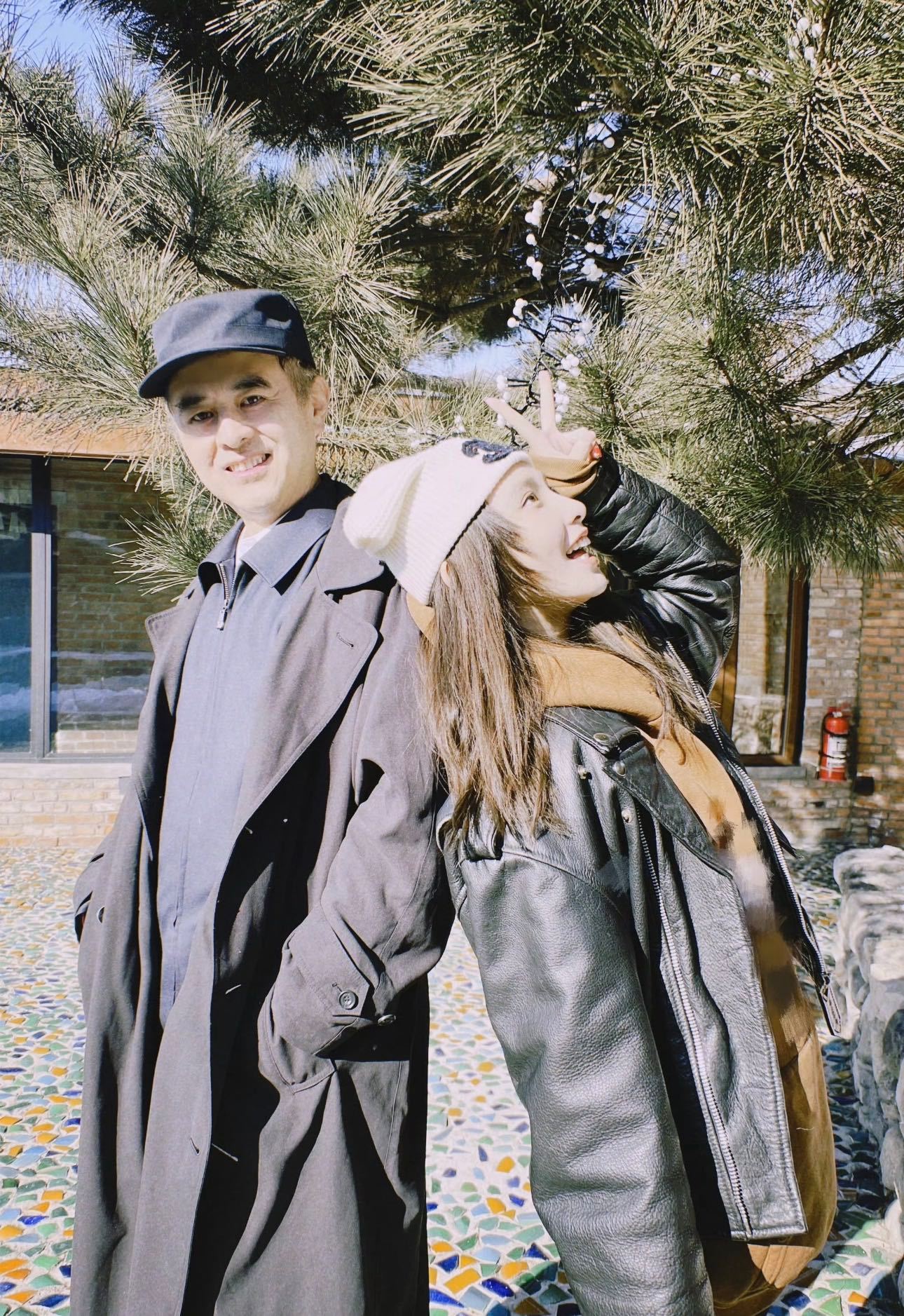 彭小苒有网友考古她小时候和爸爸妈妈的合照，一家三口都是高颜值！怪不得彭小苒这么漂