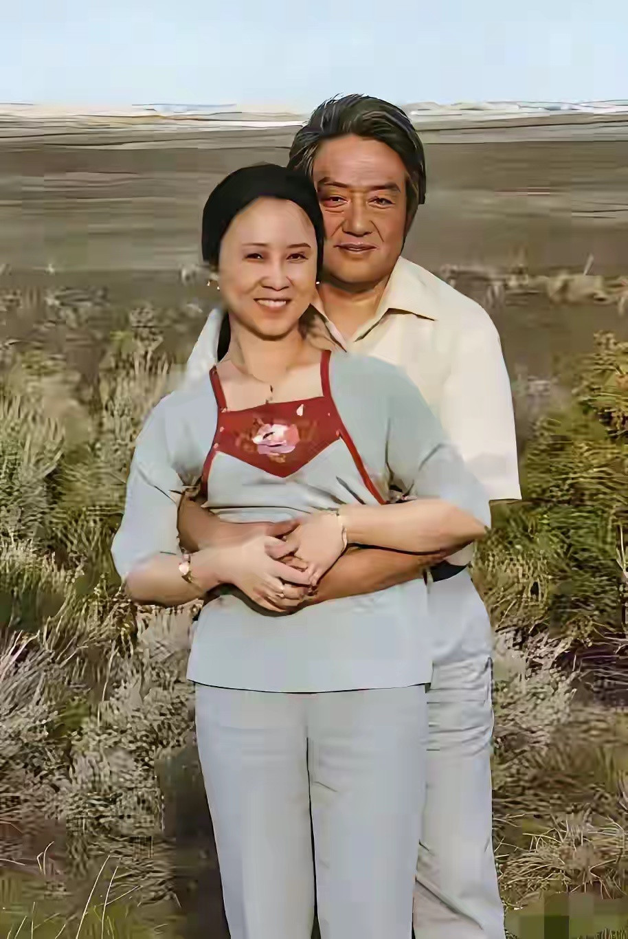 琼瑶生前和丈夫的亲密合影，太浪漫了，像极了紫薇与尔康。