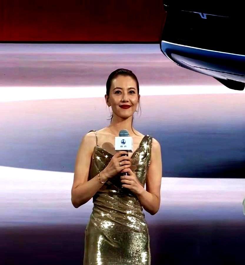 35岁就不能穿高定？金色礼服套在女星身上像借来的，品牌方坚持只给30岁以下模特