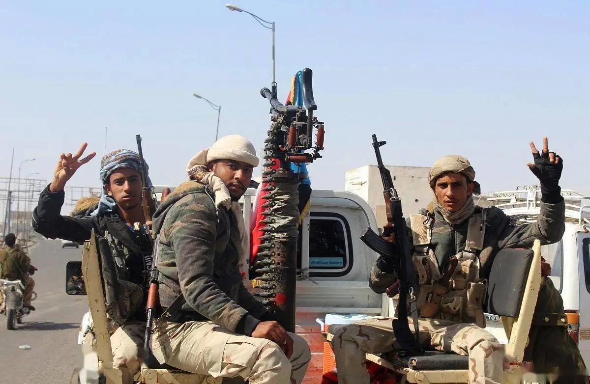 路透社刚捅破了一层惊天窗户纸：伊朗新掌门人穆杰塔巴·哈梅内伊不仅面部几乎毁容，双