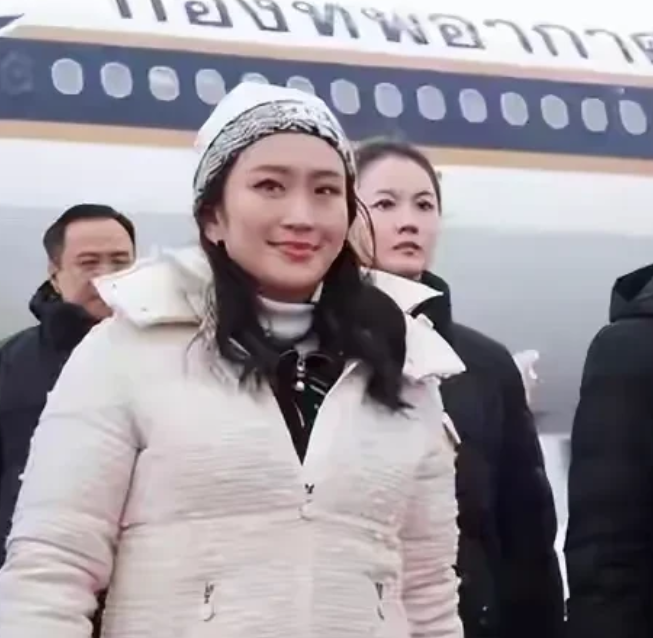 泰国美女总理佩通坦抵达哈尔滨，中国美女保镖严月霞再度现身贴身保护！二美加成，画