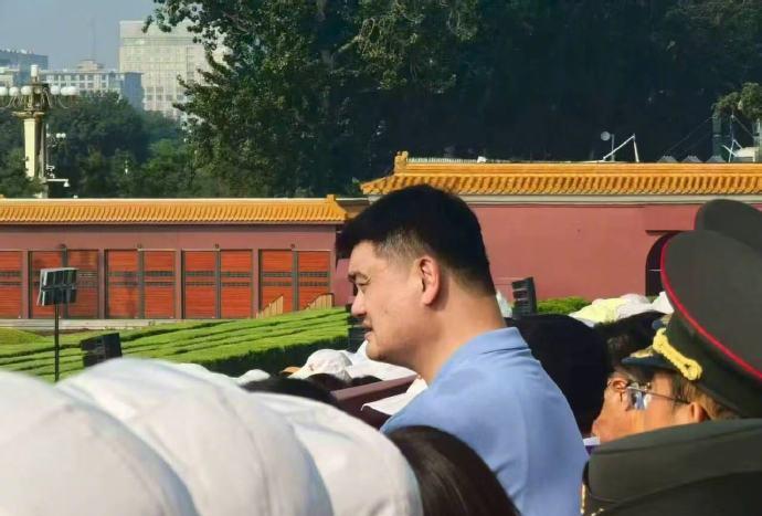 前面那个人，请你坐下，挡住我们了。哈哈哈哈。作为体育界的杰出代表，姚明出席阅