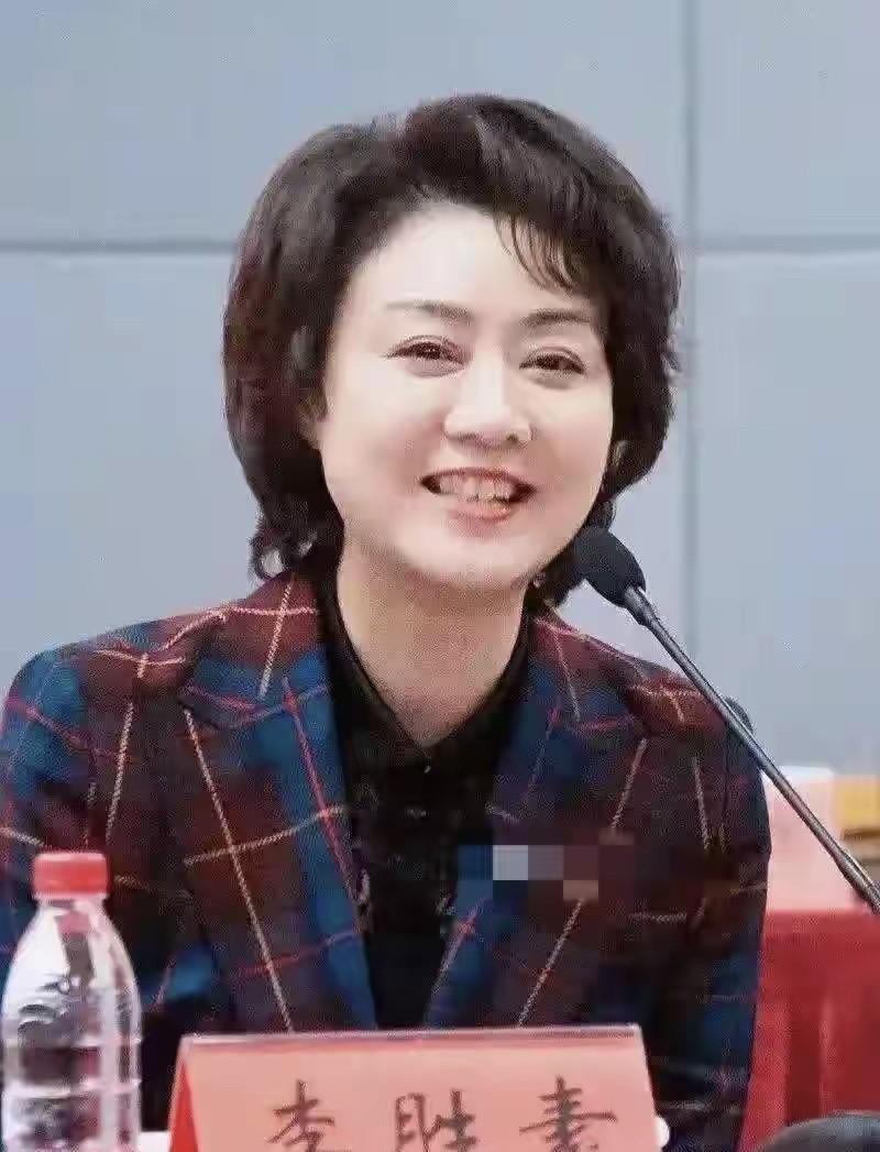 李胜素快60岁了，这状态真的惊艳了很多人，她身上有一种松弛感的美，一颦一笑都是大