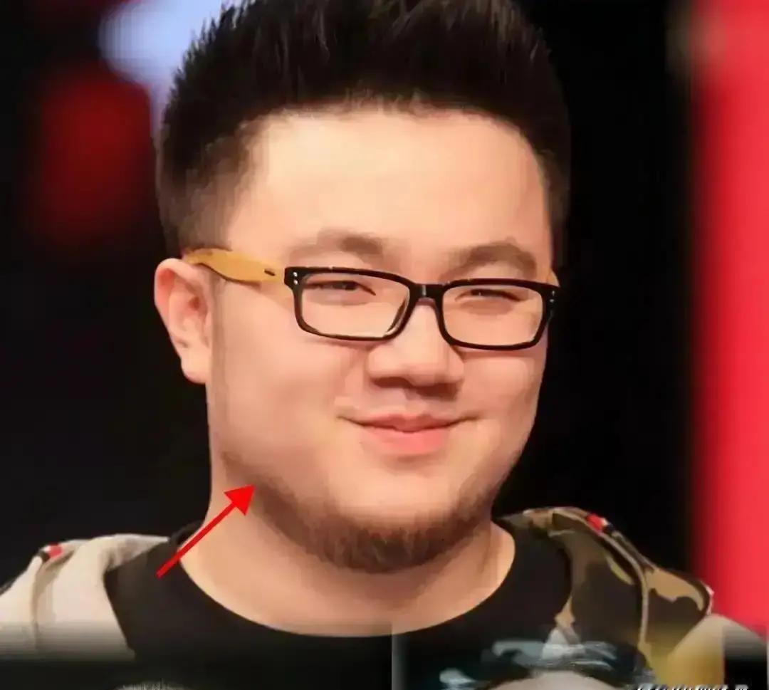 生父缺席20年，继父参与选品把直播间复购率做到85%。血缘在情感账户里，从来存