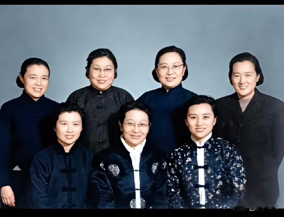 巾帼战友欢聚凌奔四十五岁生日留影1965年，钟期光上将夫人凌奔迎来四十五岁生