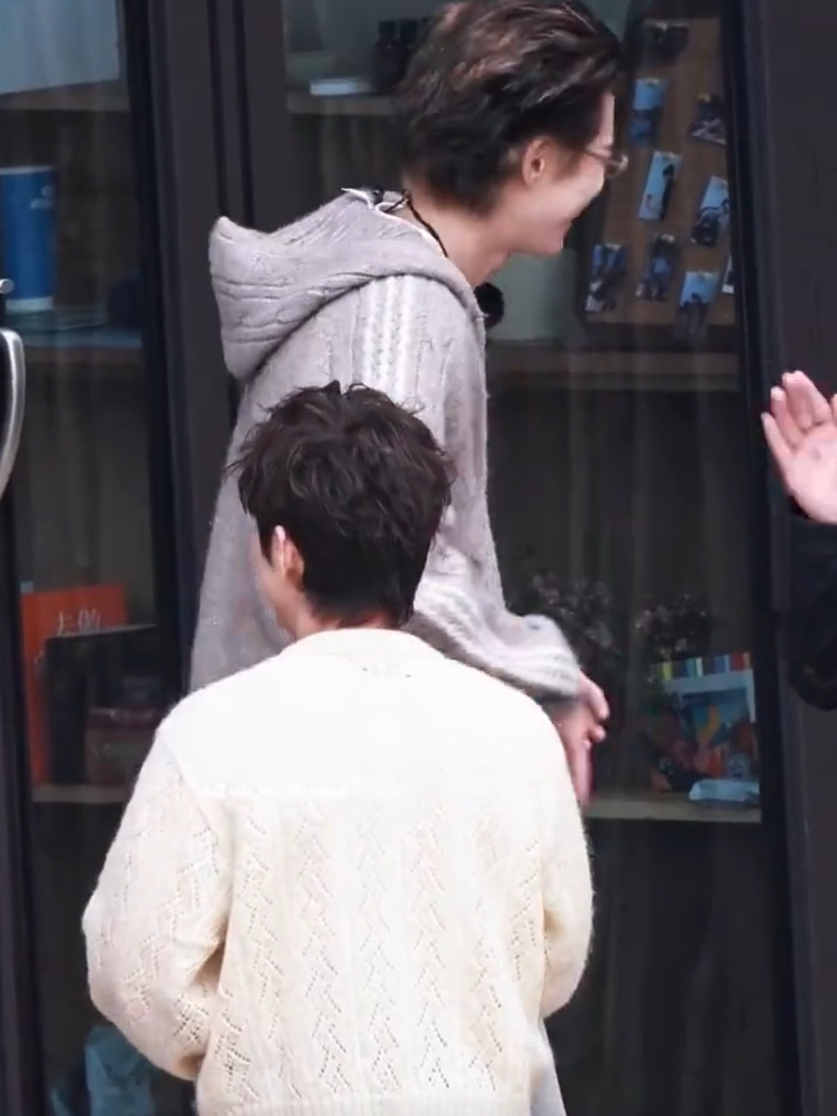 何炅误入客栈杀猪盘王鹤棣吴泽林你俩说好去让何老师做客怎么还让干了两天的活呢，误入