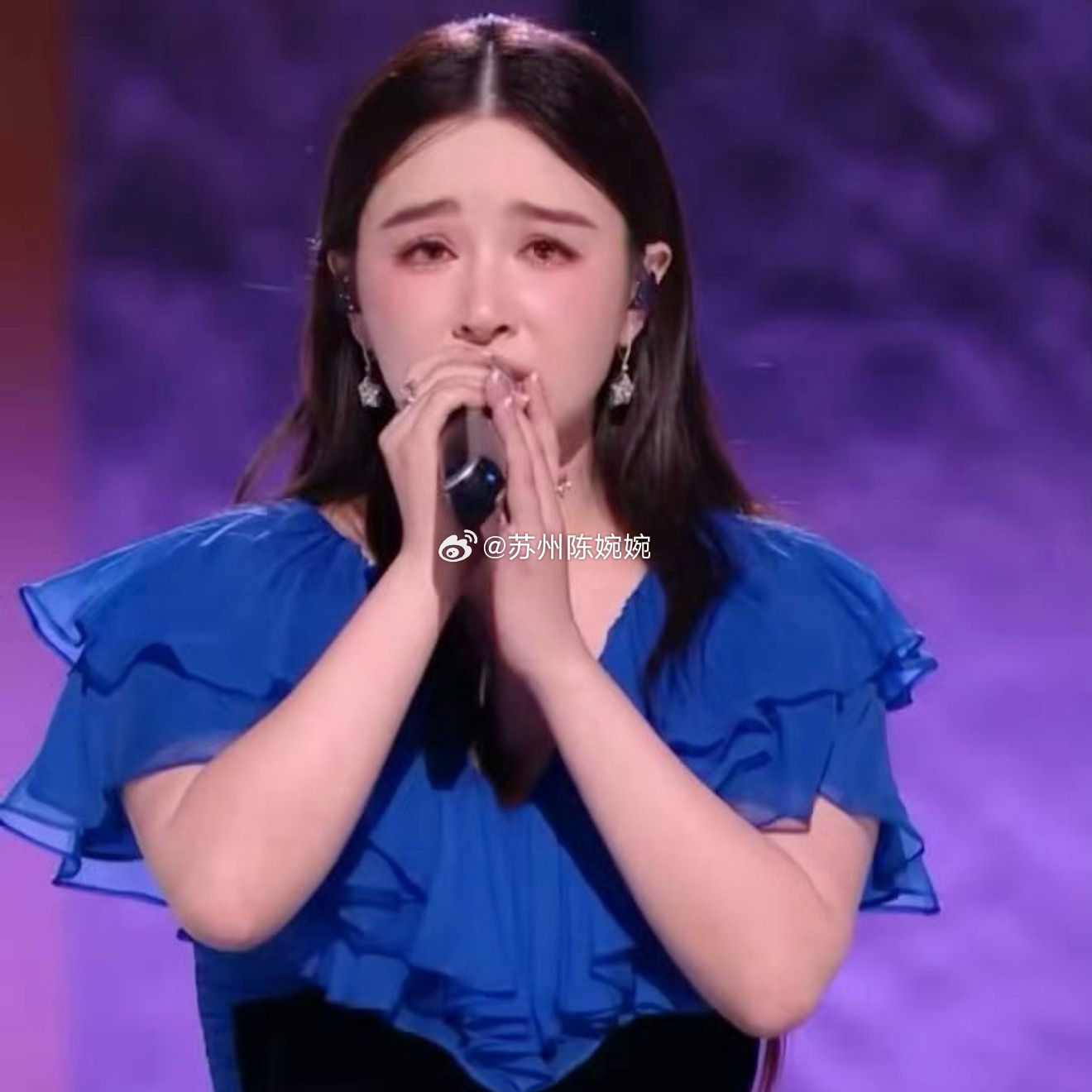 阚清子唱哭拒重唱，真诚又圈粉在《乘风2026》的初舞台上，阚清子演唱时情绪动容，