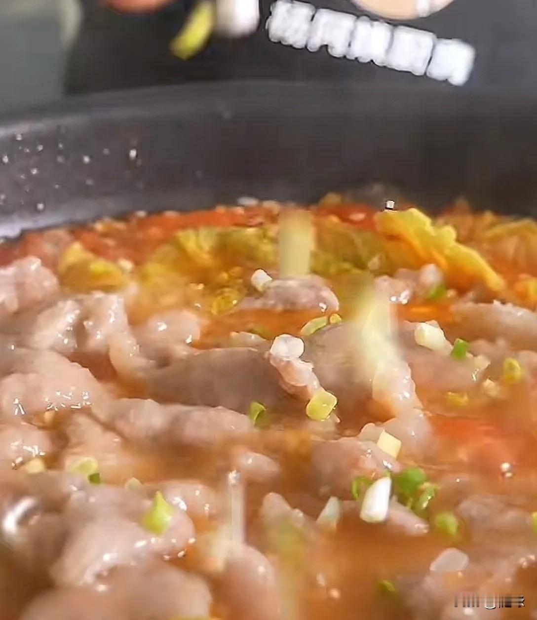 小杨阿姨果然很听劝！之前做菜，总有人会说她给玥儿箖箖做的菜太油腻了，劝她少做油