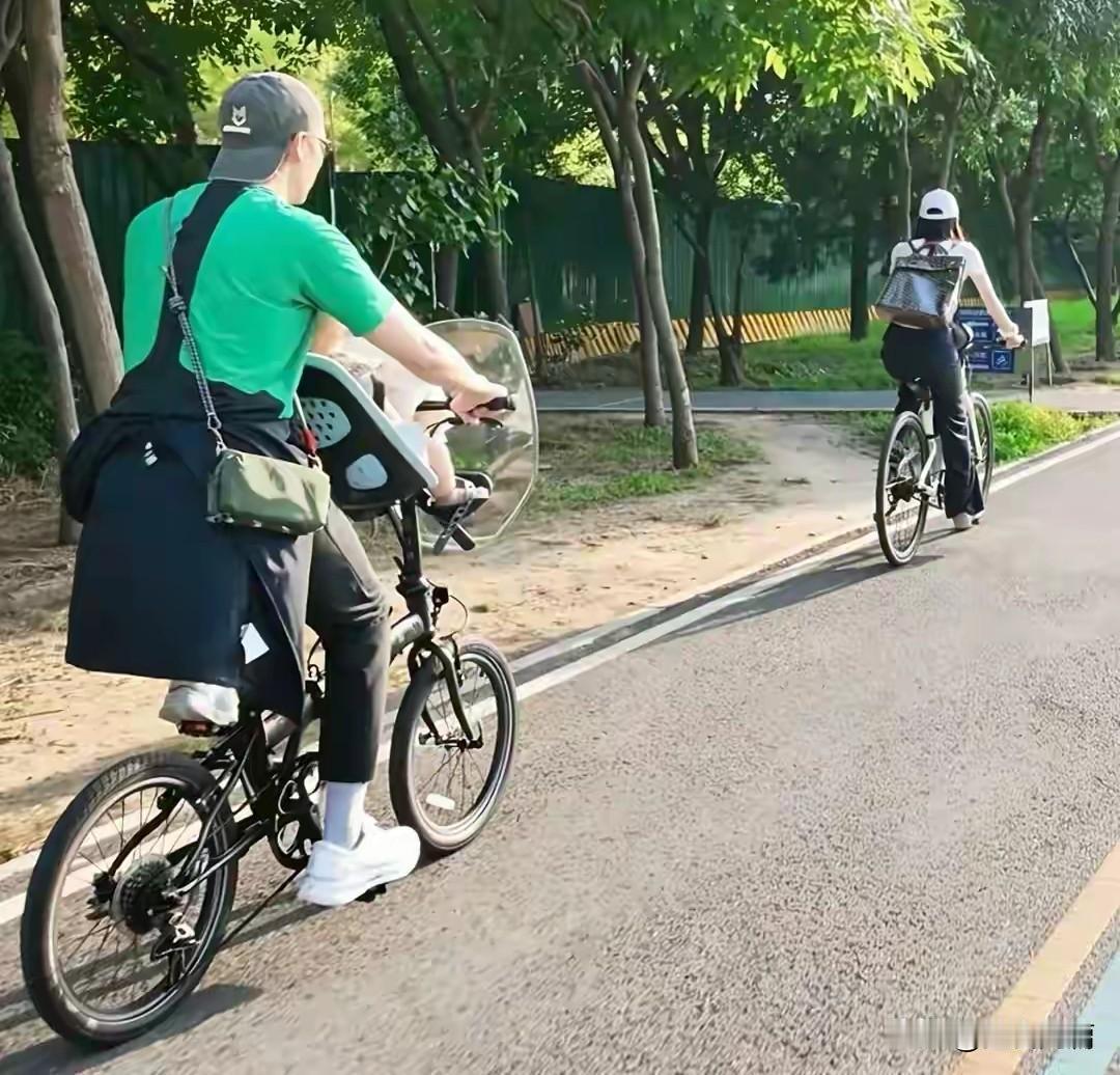 陈伟霆夫妇领着孩子在北京郊游骑行。真的践行了他当初说的那句话，我希望我的孩子