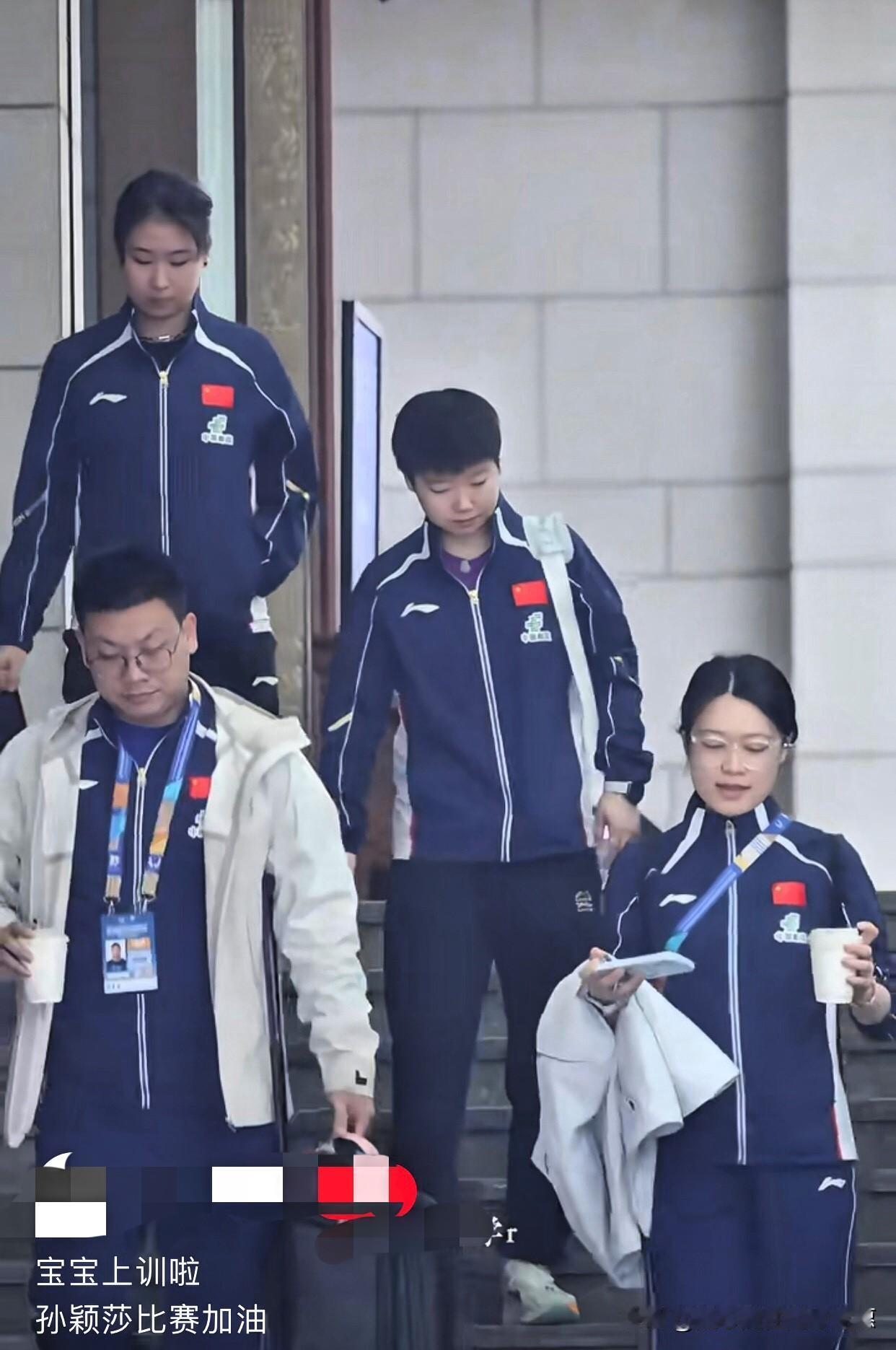 刷到孙颖莎新加坡大满贯上训的视频，他们四人一起同行，有国乒体能教练翔哥，有来自河