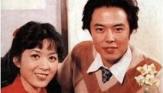 1983年，沈丹萍与张铁林已经谈了6年恋爱。有一天，沈丹萍刚回到宿舍，同宿舍的一