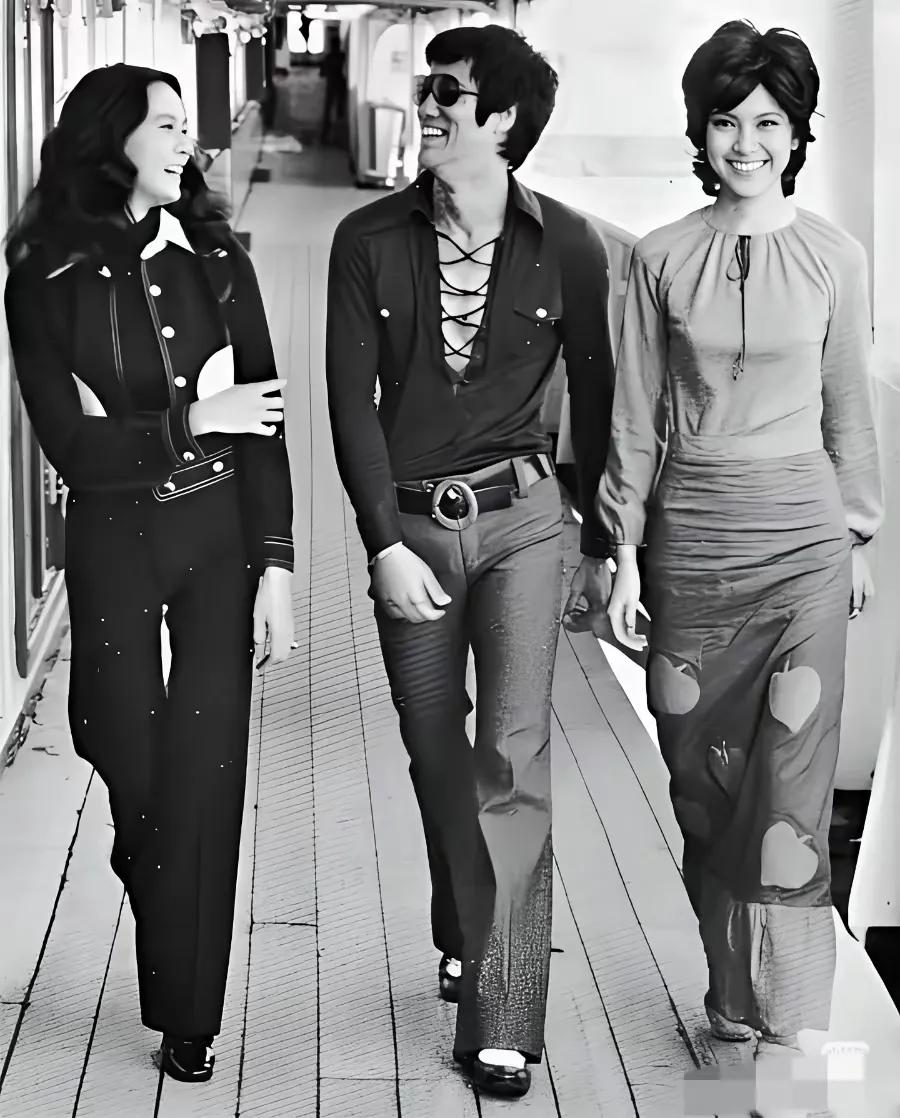 三位大明星是谁？估计你能答对一个，旁边的两位女士是谁估计都回答错了，你看看是不是