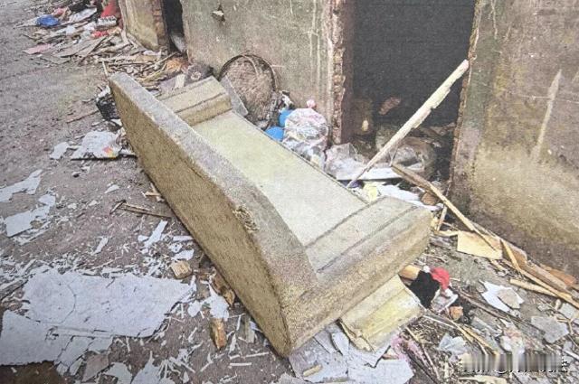 郴州,在一处建筑工地,一名男子正在三楼清理打扫。当时屋内有一张破旧的木头沙发,男