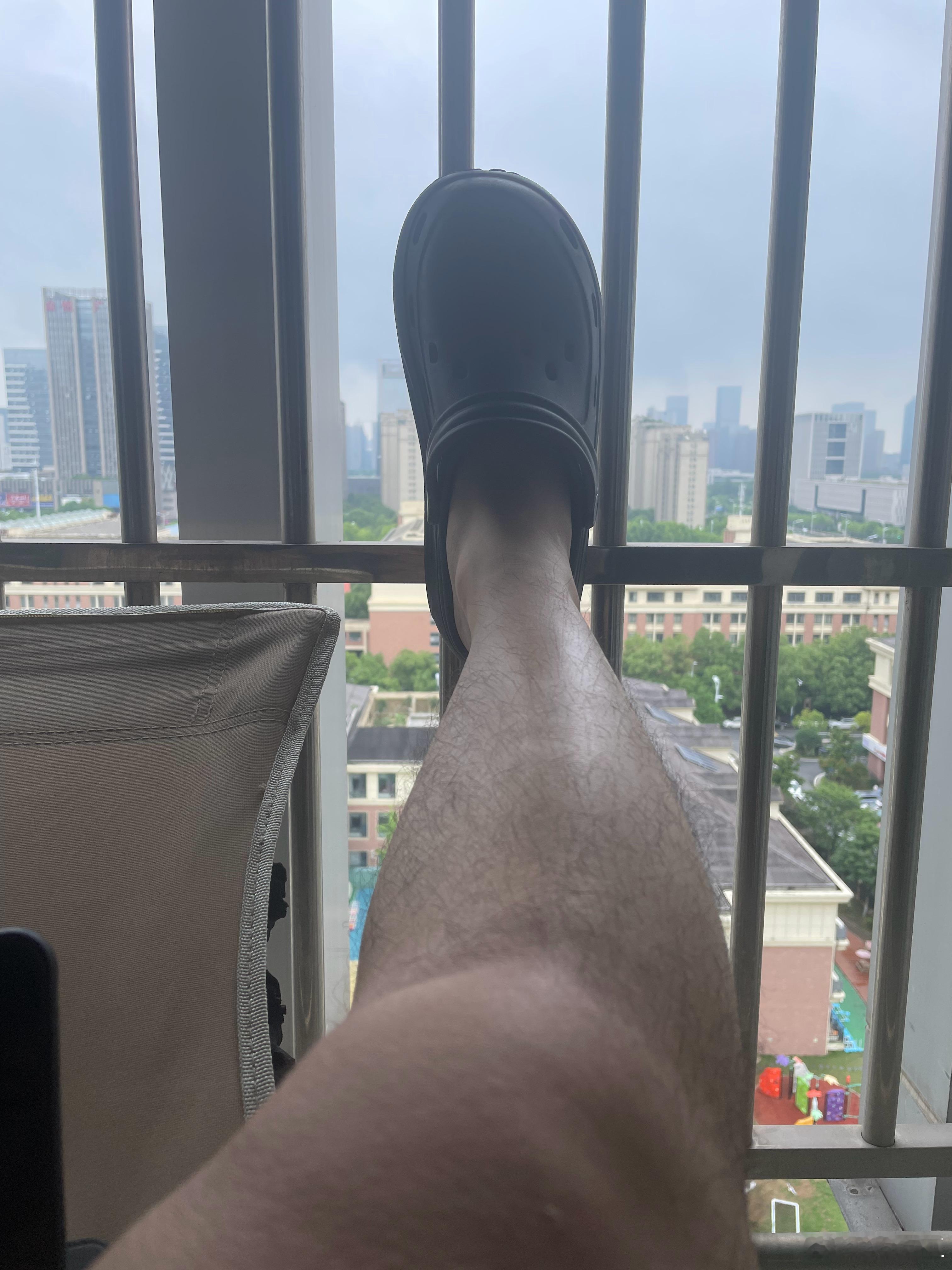 有点像坐牢的感觉，可能比坐牢悠闲点吧，下雨也懒得出去了