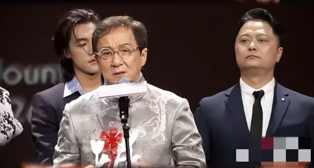 成龙大哥在找接班人，我却希望他慢点老REDGALA颁奖礼上，成龙大哥把奖杯递给