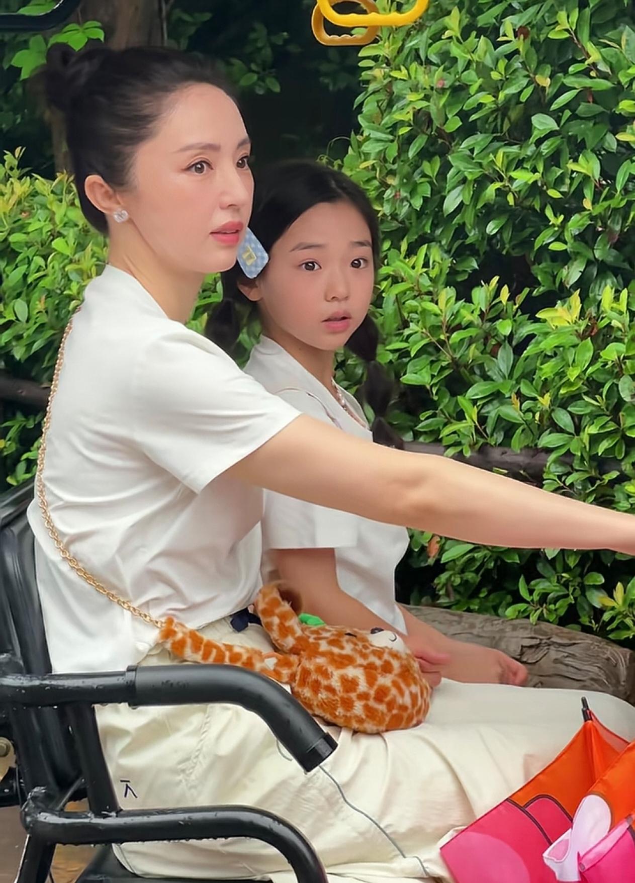 2026年7月8日董璇与女儿小酒窝两组同框画面格外亮眼。游乐园里母女一身白衣