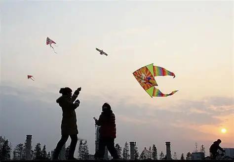 “太惊险了！”9月10日报道，太原，一位骑友正在骑行的时候，脖子突然被一根看不见