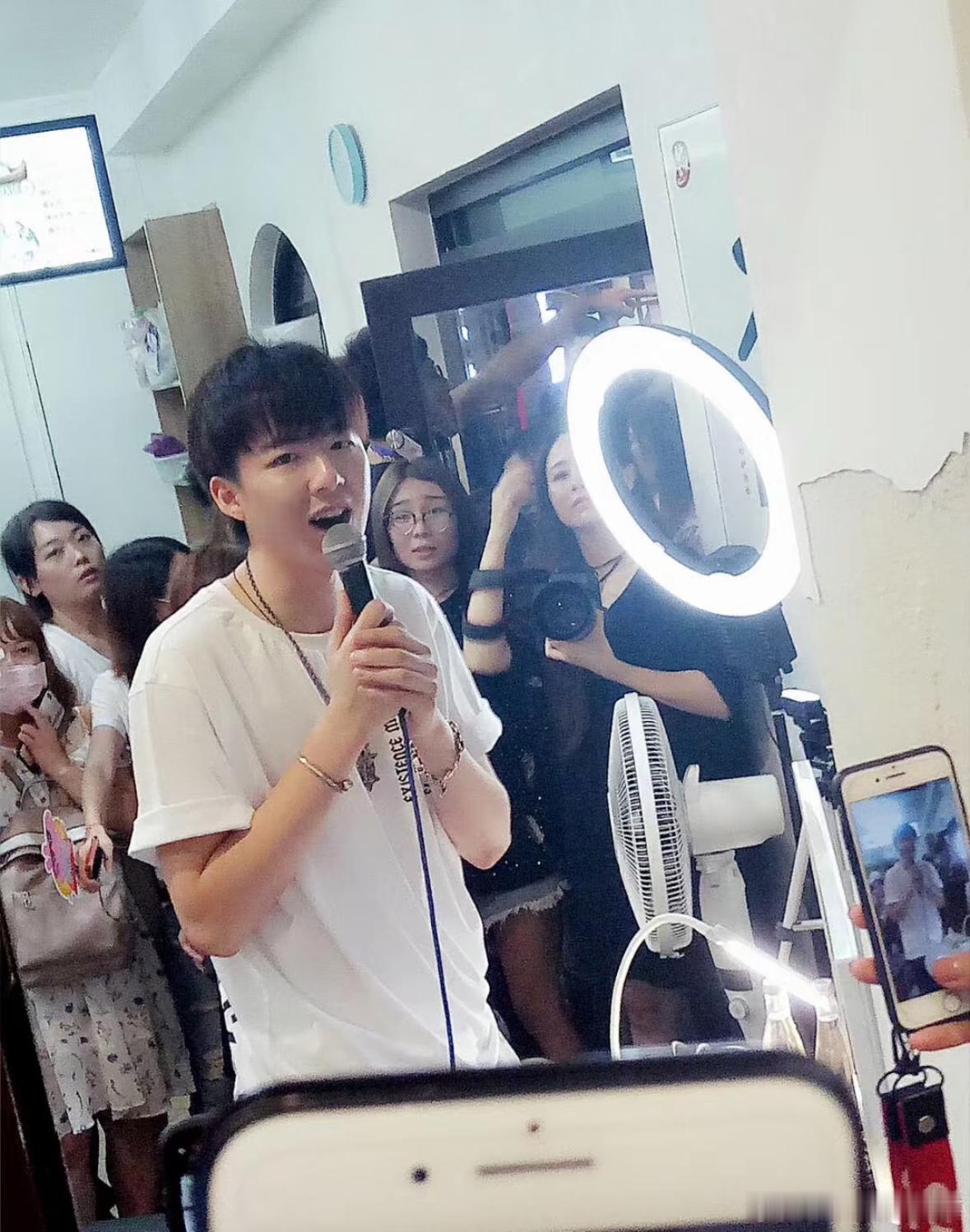 刘宇宁早期生图以前直播的时候经常有路人因为他很帅气偷拍他​​​