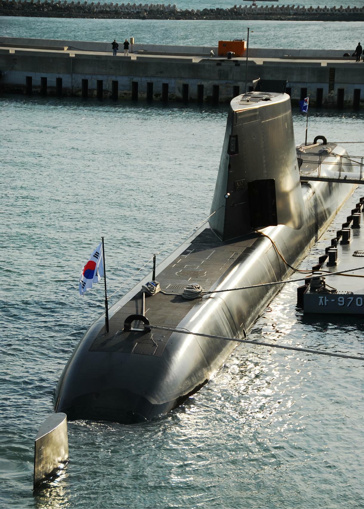 每天认识一件兵器德国214级潜艇214级潜艇是德国研制的新型常规潜艇，融合了2