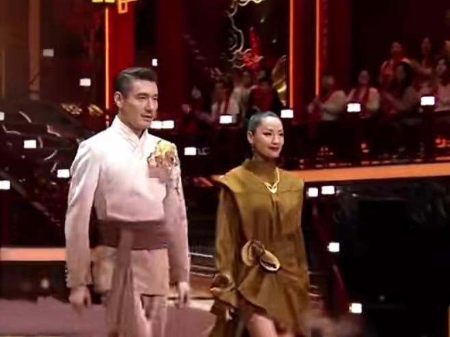 明明50多岁的胡兵、瞿颖，在辽宁春晚的舞台秀场，却艳压年轻演员辽宁春晚，可以