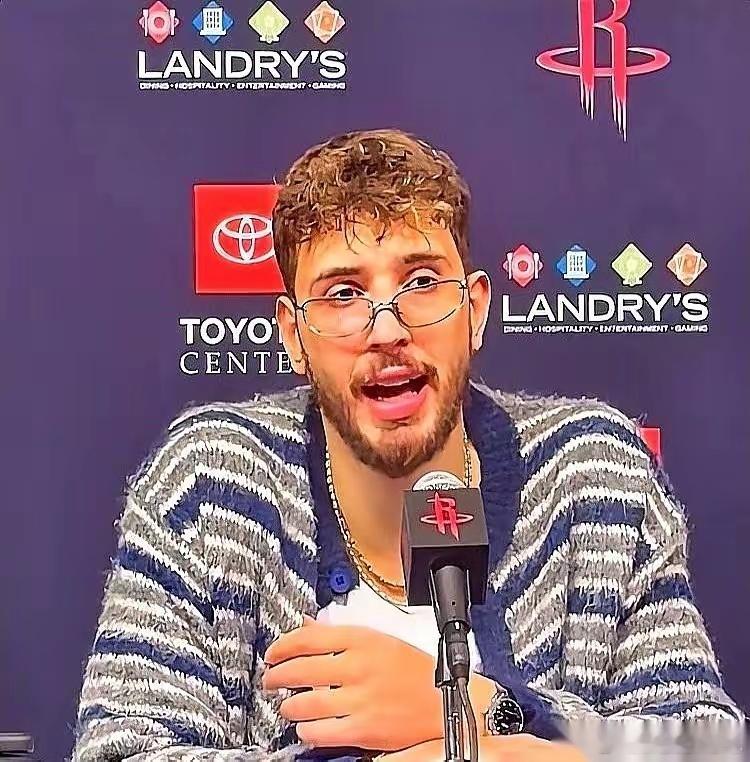 听到申京这话，我第一反应是：假的吧？一个球队的首发中锋，看到管理层又签下一个顶级