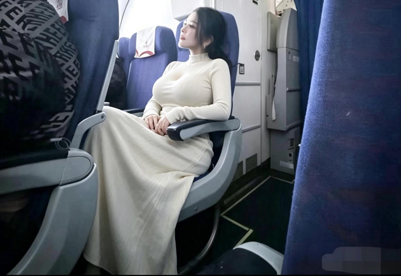 什么样的气质，才是装不出来的从容贵气？机舱安静的一隅，一身素雅长裙安然落座
