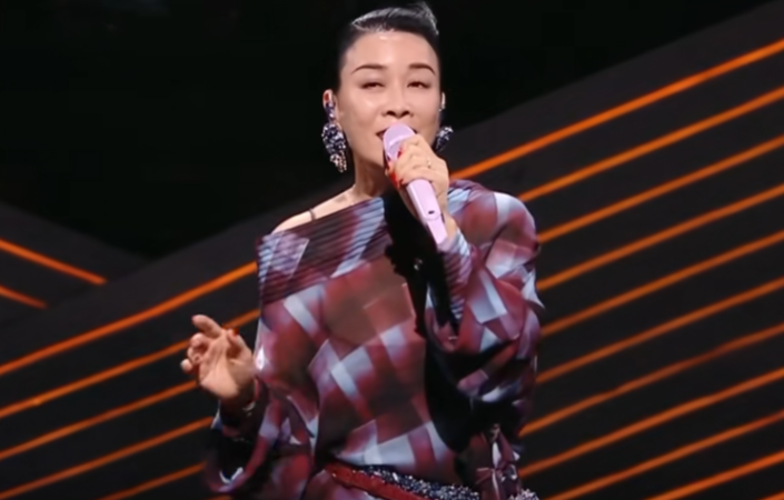 在“618”晚会上，那英唱歌时又忘词了，但经验丰富的她，机智化解尴尬！那英全