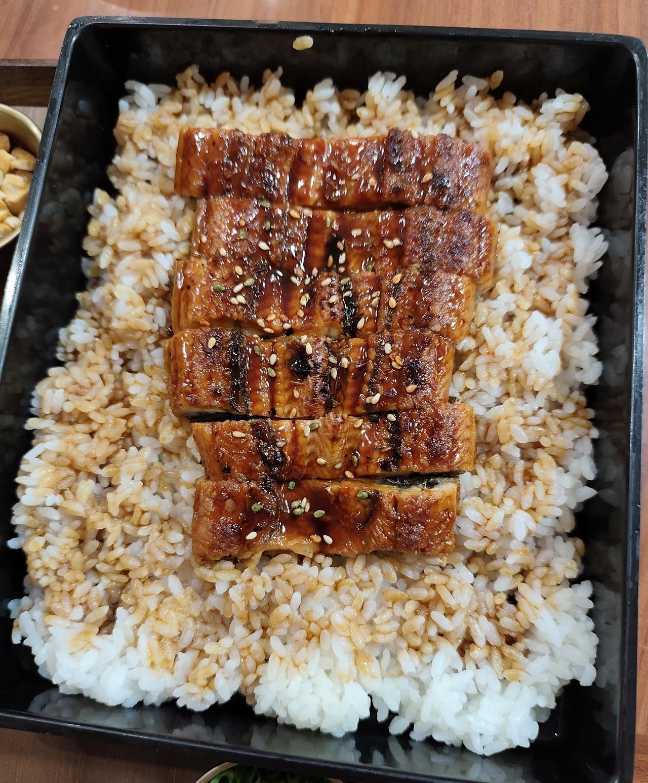 天河区正佳广场有一家摩打食堂，我还以为是香港的茶餐厅，点餐的时候才知道是寿司店，