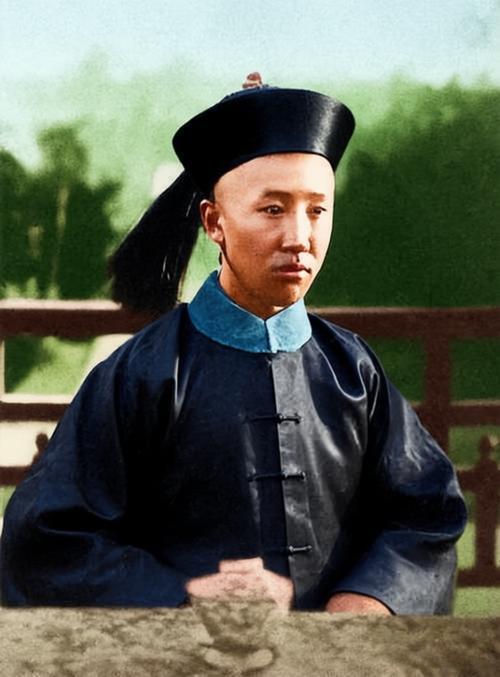 清末，载沣青年时期的官方肖像。此时他已承袭醇亲王爵位，尚未担任摄政王。载沣是道