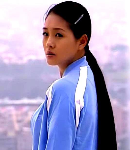 那个连马尾都不敢扎、视发如命的美容大王，生命竟然永远定格在48岁。2025年春节